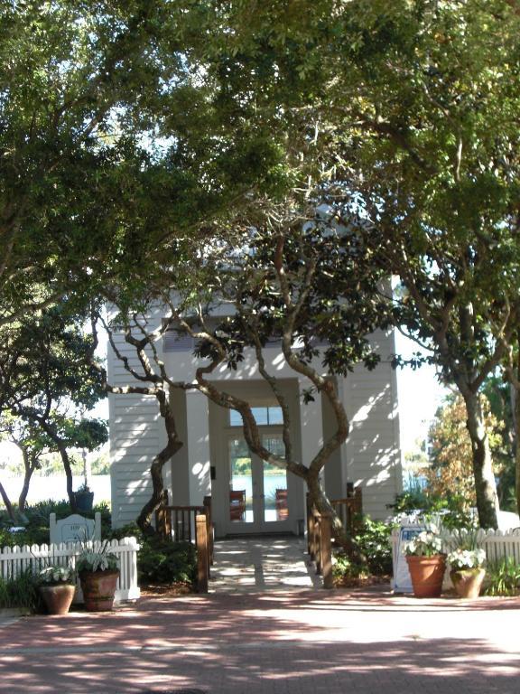 Carillon Beach Resort Inn Розмари Бийч Екстериор снимка