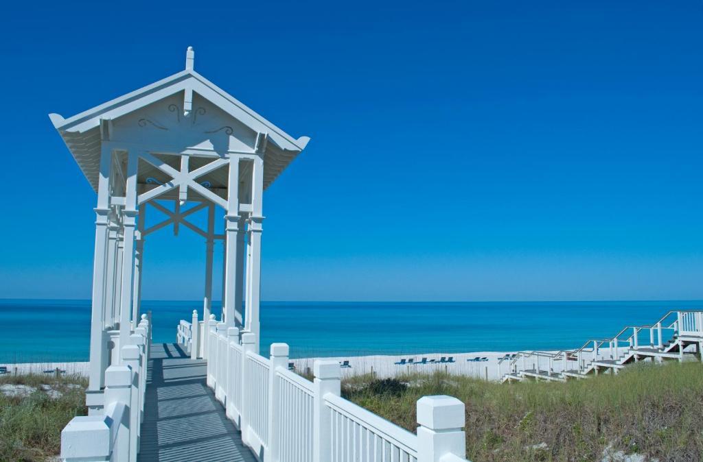 Carillon Beach Resort Inn Розмари Бийч Екстериор снимка